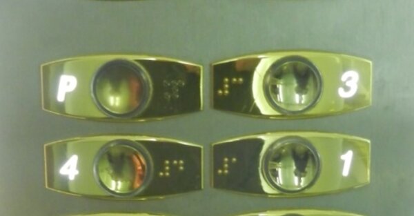 Die Anordnung der Lifttasten ist nicht universell gleich.